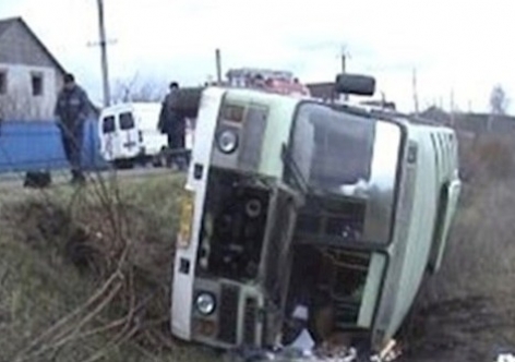 В Крыму перевернулся рейсовый автобус с пассажирами - семь пострадавших [фото]