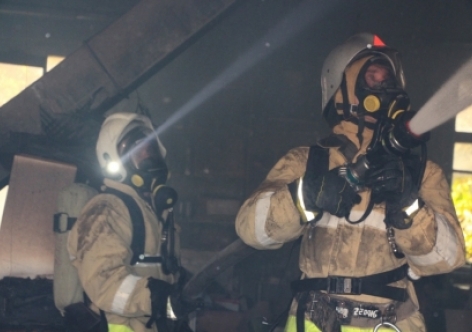 Из пламенеющего дома в Крыму эвакуировали 12 человек