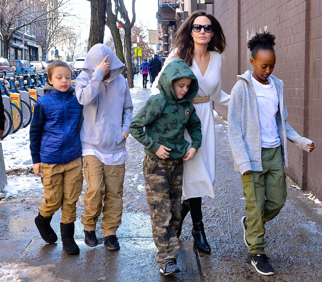 Анджелина Джоли с детками провела выходные в Нью-Йорке