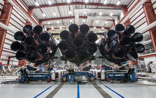 Илон Маск показал мощнейшую ракету Falcon Heavy