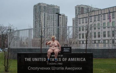 Активистка Femen в образе Трампа разделась возле посольства США