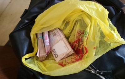На Донбассе задержали иностранца с полной сумкой денег