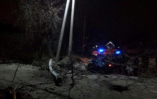 Под Киевом пьяная женщина водитель врезалась в столб