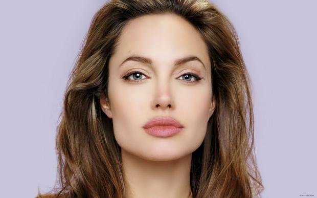 Анджелина Джоли: актриса в эффектном наряде очаровала публику