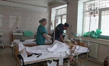 Украинские лекари семь часов дрались за жизнь боевика-диверсанта