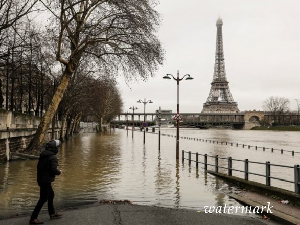 На Париж надвигается дождевой фронт