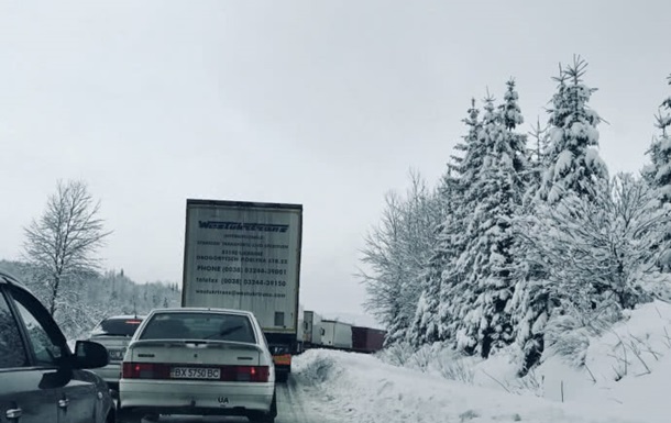 Из-за снега на трассе Киев-Чоп километровые пробки