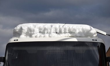 В Швейцарии приостановили автобус с 1,6 тонн снега на крыше - фото