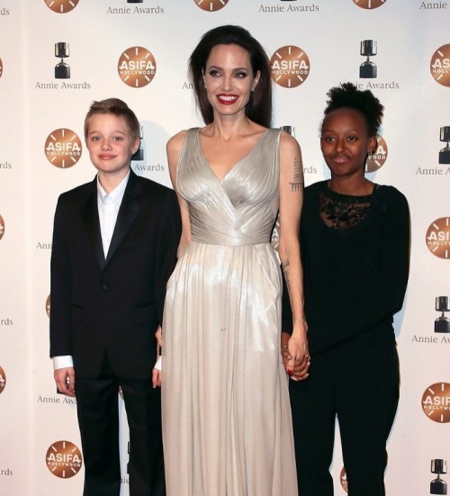 Анджелина Джоли на красноватой тропинке церемонии вручения премии Annie Awards совместно с дочерьми