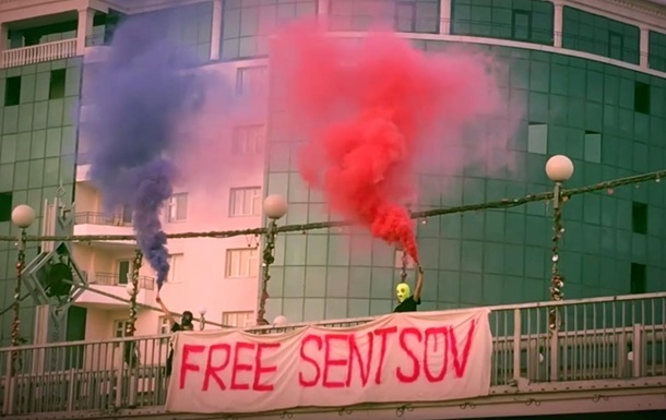 Рussy Riot оштрафовали за акцию в поддержку Сенцова