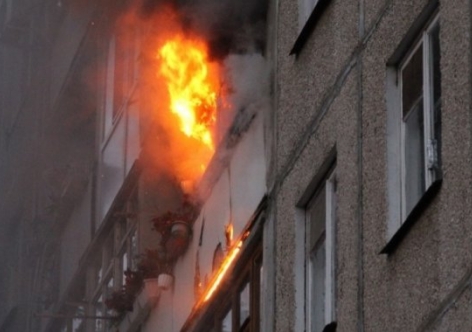 На пожаре в крымской пятиэтажке выручили даму, эвакуированы восемь человек