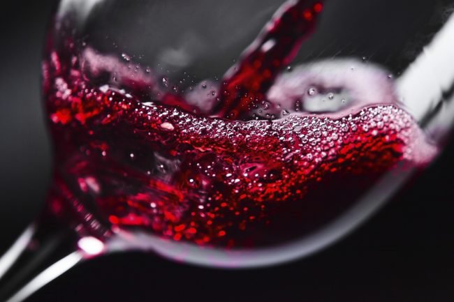 Красноватое вино способно предотвращать болезни зубов и дёсен
