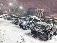 «Маньяки на джипах» в Киеве вытащили из снежных заносов 10-ки машин(фото, видео)