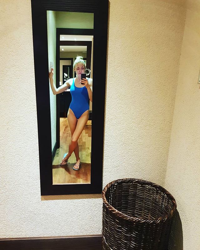 30-летняя Оксана Акиньшина показала стройную фигуру в синем боди