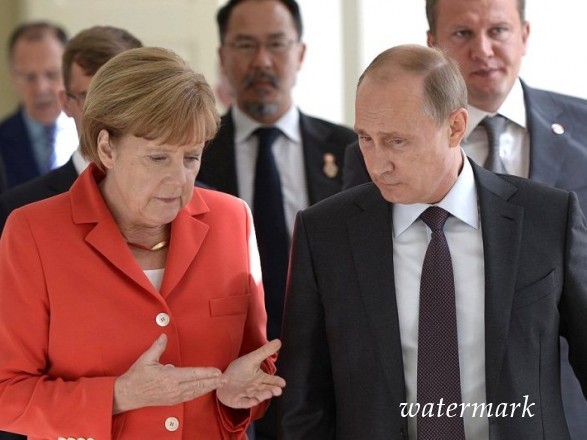 Пиво и рыба: Меркель поведала, какими дарами обменивалась с Путиным