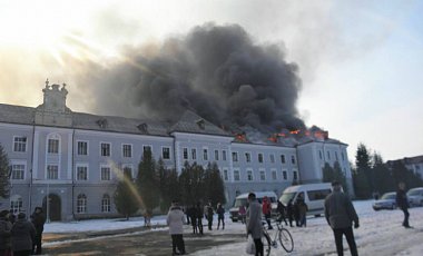 Во Львовской области пламенело историческое здание: фото