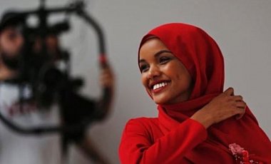 Так смотрится будущее: женщина в хиджабе в первый раз на обложке Vogue
