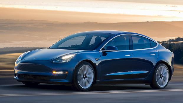 Илон Маск подарил водителям новую возможность: теперь можно управлять автопилотом Tesla