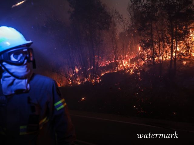На юге Европы буянят пожары: Испания и Португалия в огне