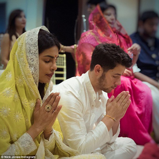 Через два месяца свадьба: Приянка Чопра и Ник Джонас обручились в Мумбаи
