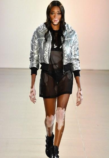 Необычная модель Винни Харлоу открыла ряд показов в рамках нью-йоркской Недельки моды