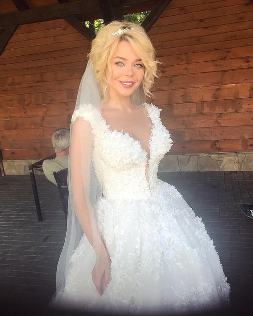 Алина Гросу заинтересовала снимком в свадебном платье