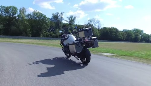 Мотоцикл-робот BMW R1200GS на трассе